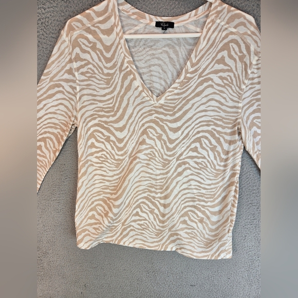 Rails Womens sz S The Sami Long Sleeve V-Neck T-Shirt Tan Abstract Tiger Print - Picture 3 of 15
